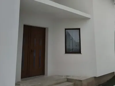 fatada alba casa vanzare cumparare Vișeu de Sus Maramureș